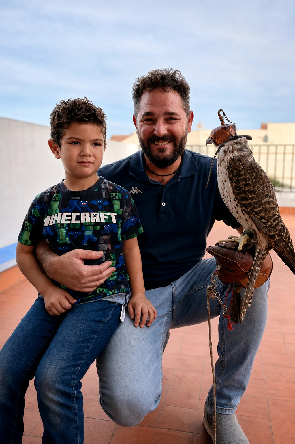 Juan junto a un niño y un halcón peregrino